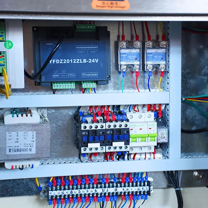 dörtlü contalı torba paketleme makinesi detayı - PLC kontrollü elektrik kutusu